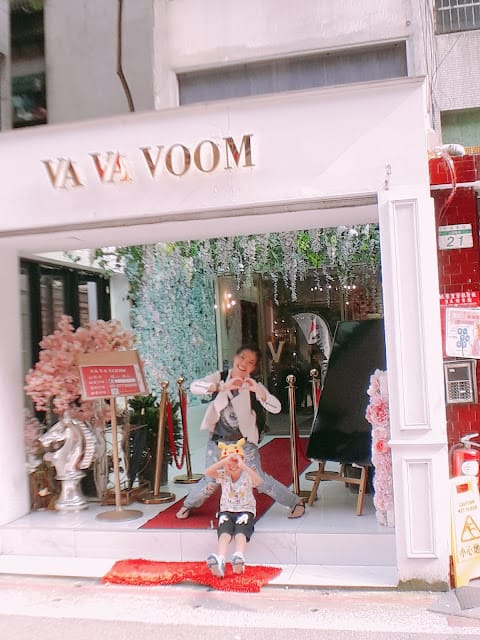 台北/大安區最美古裝大餐 VA VA VOOM時尚派對餐廳~吃飯v.s親子照,屎蛋也瘋狂! - 第2張圖 台北/大安區最美古裝大餐 VA VA VOOM時尚派對餐廳~吃飯v.s親子照,屎蛋也瘋狂!