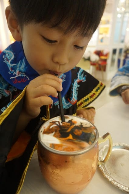 台北/大安區最美古裝大餐 VA VA VOOM時尚派對餐廳~吃飯v.s親子照,屎蛋也瘋狂! - 第32張圖 台北/大安區最美古裝大餐 VA VA VOOM時尚派對餐廳~吃飯v.s親子照,屎蛋也瘋狂!