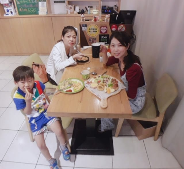 台北 Aries pasta中和環球店～寵物友善餐廳/親子友善餐廳~吃兒童餐送玩具，樂翻屎蛋！