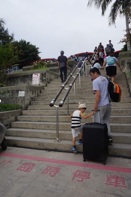 小琉球民宿番仔厝套裝行程~小琉球親子就醬玩全攻略~跟著屎蛋乘風破浪去旅行!烏鬼洞、花瓶岩、潮間帶導覽 - 第9張圖 小琉球民宿番仔厝套裝行程~小琉球親子就醬玩全攻略~跟著屎蛋乘風破浪去旅行!烏鬼洞、花瓶岩、潮間帶導覽