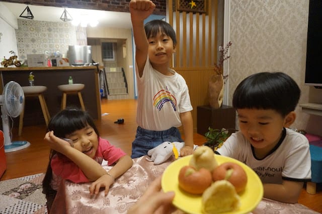 ［美食］康堤創意烘培2019蘋安寶柚中秋禮盒推薦～吃餅也要划手機