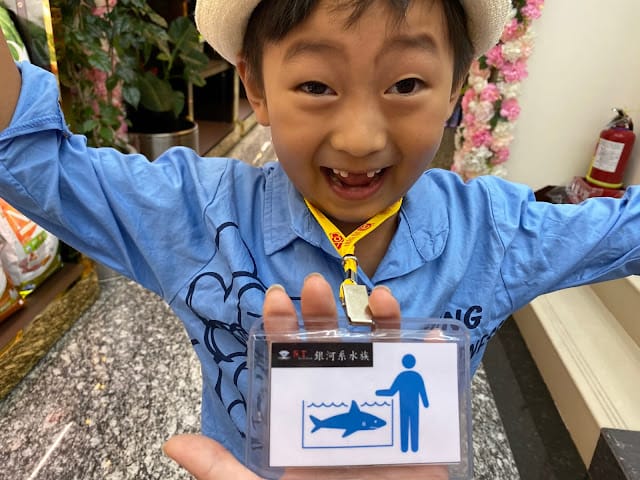 [美食]林口S.T. 銀河系水族/寵物/餐廳,全台唯一摸鯊魚體驗!讓魚兒陪伴你用餐吧!