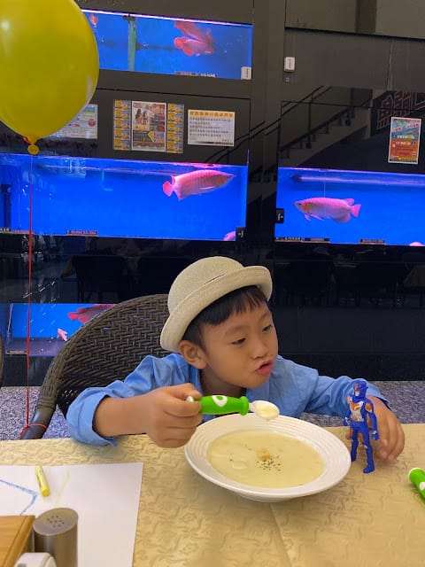 [美食]林口S.T. 銀河系水族/寵物/餐廳,全台唯一摸鯊魚體驗!讓魚兒陪伴你用餐吧!