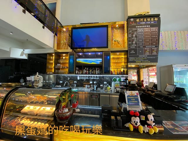 [美食]林口S.T. 銀河系水族/寵物/餐廳,全台唯一摸鯊魚體驗!讓魚兒陪伴你用餐吧!