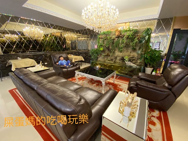 [美食]林口S.T. 銀河系水族/寵物/餐廳,全台唯一摸鯊魚體驗!讓魚兒陪伴你用餐吧!
