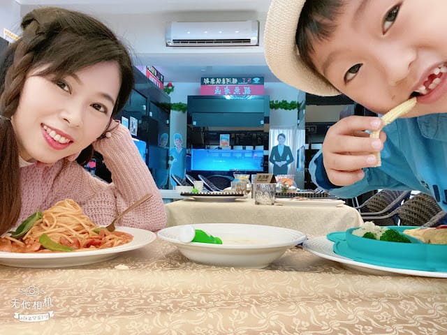 [美食]林口S.T. 銀河系水族/寵物/餐廳,全台唯一摸鯊魚體驗!讓魚兒陪伴你用餐吧!