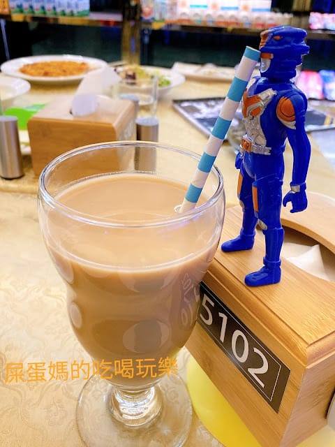 [美食]林口S.T. 銀河系水族/寵物/餐廳,全台唯一摸鯊魚體驗!讓魚兒陪伴你用餐吧!