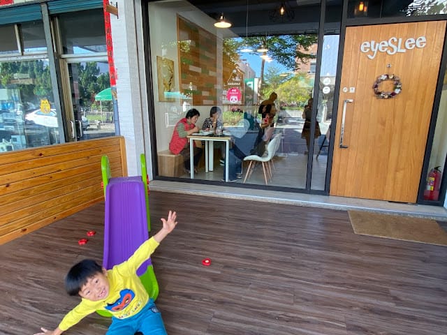 [親子餐廳]eyeslee艾斯里親子SPA響食空間(南投館)坐擁整棟遊戲空間,讓孩子也瘋狂!順遊蘿西家族南投稅務出張所!