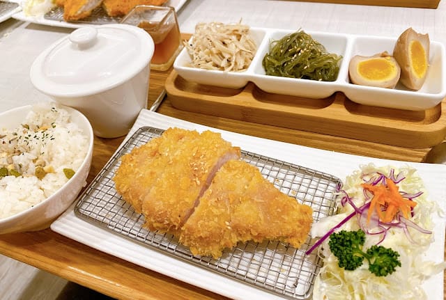 [親子餐廳]台中/高雄 苿莉公主蛋包飯,夢幻12色公主裙襬!一起來當公主吧!https://lihi1.com/jBIav 享九折