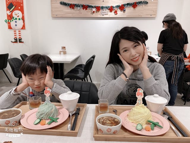 [親子餐廳]台中/高雄 苿莉公主蛋包飯,夢幻12色公主裙襬!一起來當公主吧!https://lihi1.com/jBIav 享九折