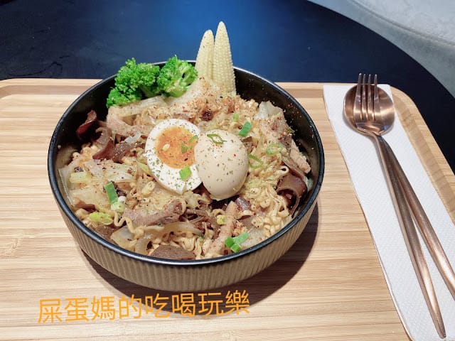 [美食]日拓商行複合型貨櫃商店概念 咖啡門市X汽美中心,潮翻你的胃!