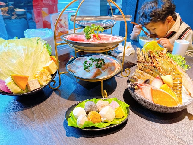 高雄火鍋/瑞豐夜市/舞古賀鍋物/個人海陸鍋 舞古賀鍋物專門店超值個人鍋,豪華平價鍋物的好選擇!