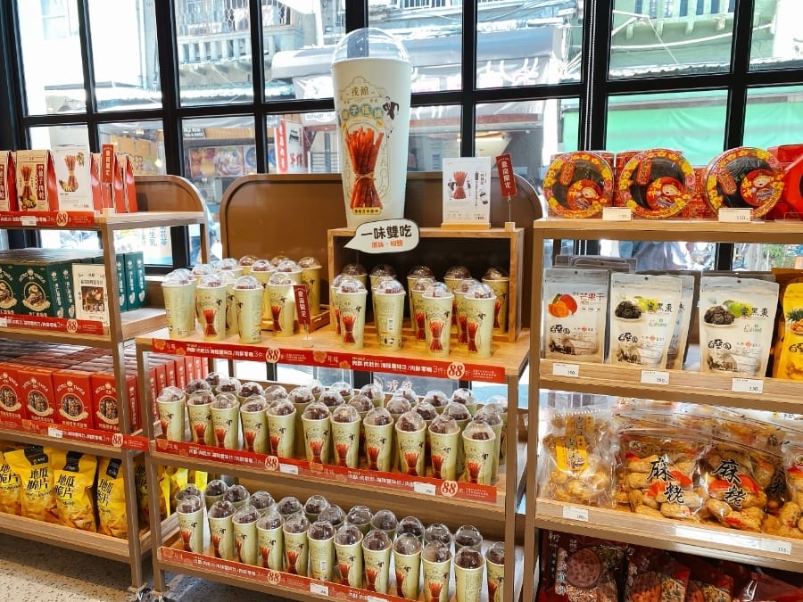 台南最新景點~桑原商店/戎館/魔荳幼兒園彩繪牆 新春踩街台南這樣玩就對啦!