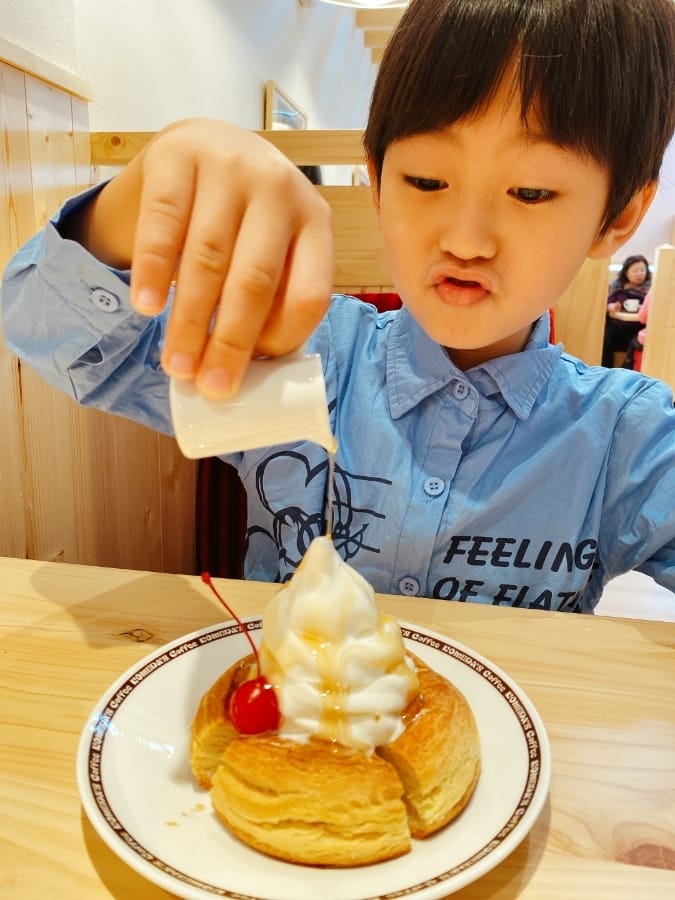 帶著寶貝早餐哪裡吃?台南親子早餐店, Komeda’s Coffee 客美多遊戲室 v.s 日十盪鞦韆早餐店 ,早餐也能優閒吃!