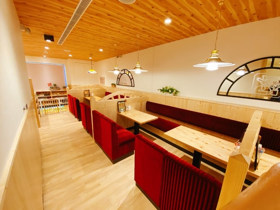 帶著寶貝早餐哪裡吃?台南親子早餐店, Komeda’s Coffee 客美多遊戲室 v.s 日十盪鞦韆早餐店 ,早餐也能優閒吃!