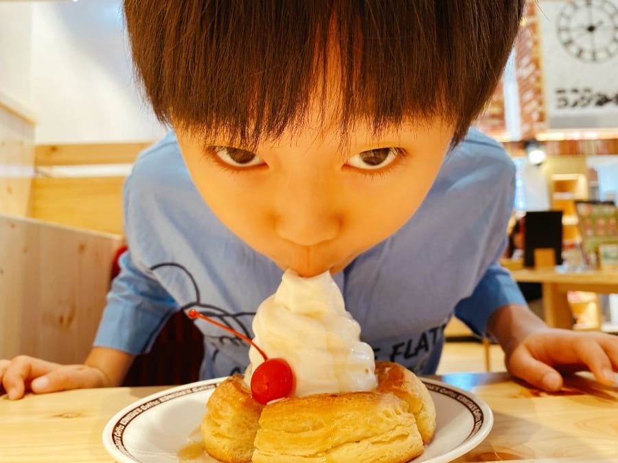 帶著寶貝早餐哪裡吃?台南親子早餐店, Komeda’s Coffee 客美多遊戲室 v.s 日十盪鞦韆早餐店 ,早餐也能優閒吃!