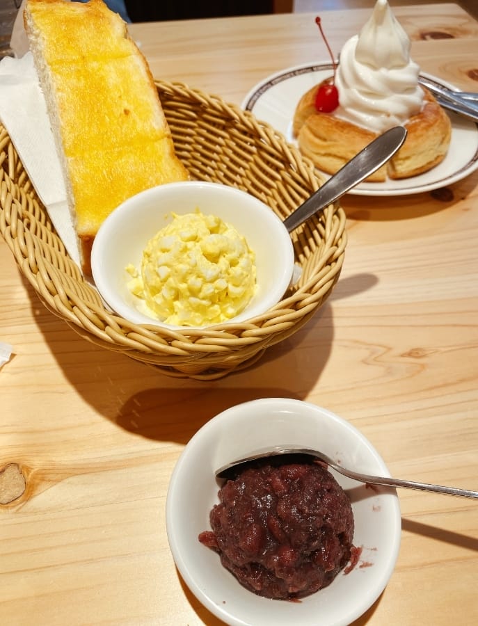 帶著寶貝早餐哪裡吃?台南親子早餐店, Komeda’s Coffee 客美多遊戲室 v.s 日十盪鞦韆早餐店 ,早餐也能優閒吃!