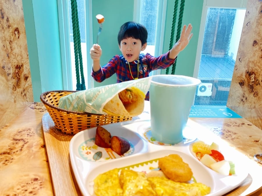 帶著寶貝早餐哪裡吃?台南親子早餐店, Komeda’s Coffee 客美多遊戲室 v.s 日十盪鞦韆早餐店 ,早餐也能優閒吃!