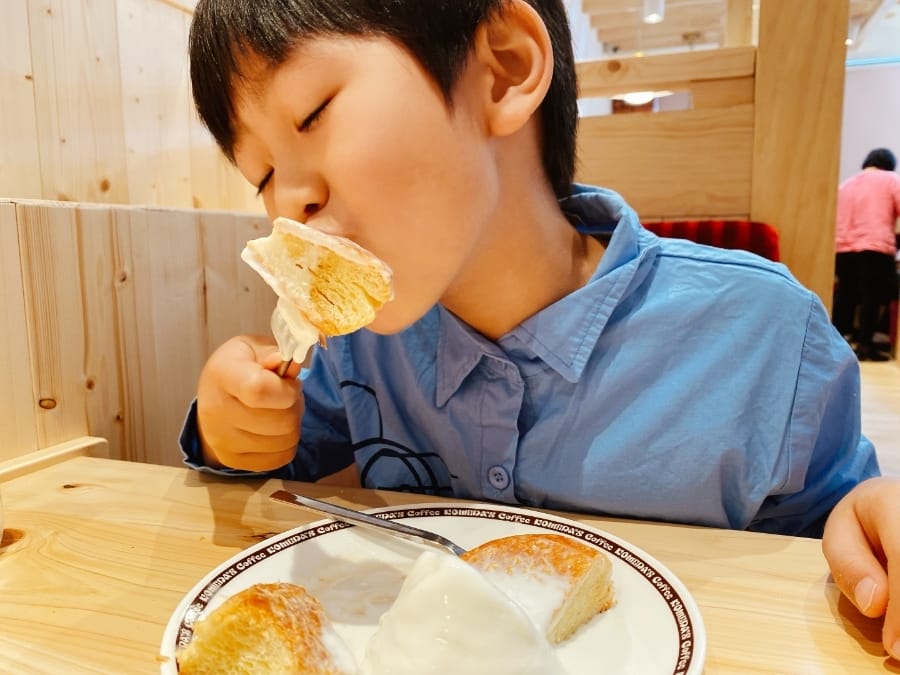 帶著寶貝早餐哪裡吃?台南親子早餐店, Komeda’s Coffee 客美多遊戲室 v.s 日十盪鞦韆早餐店 ,早餐也能優閒吃!
