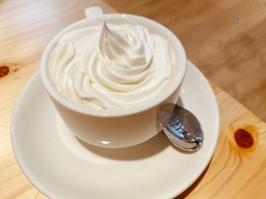 帶著寶貝早餐哪裡吃?台南親子早餐店, Komeda’s Coffee 客美多遊戲室 v.s 日十盪鞦韆早餐店 ,早餐也能優閒吃!