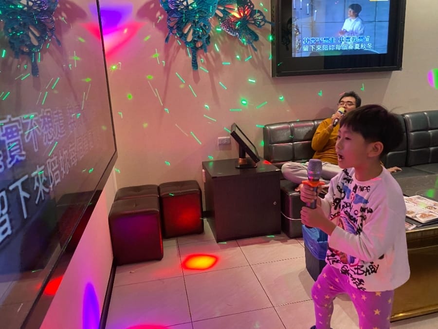 南紡A2館/賓士KTV南紡店實評,可愛主題包廂親子也可唱翻天!