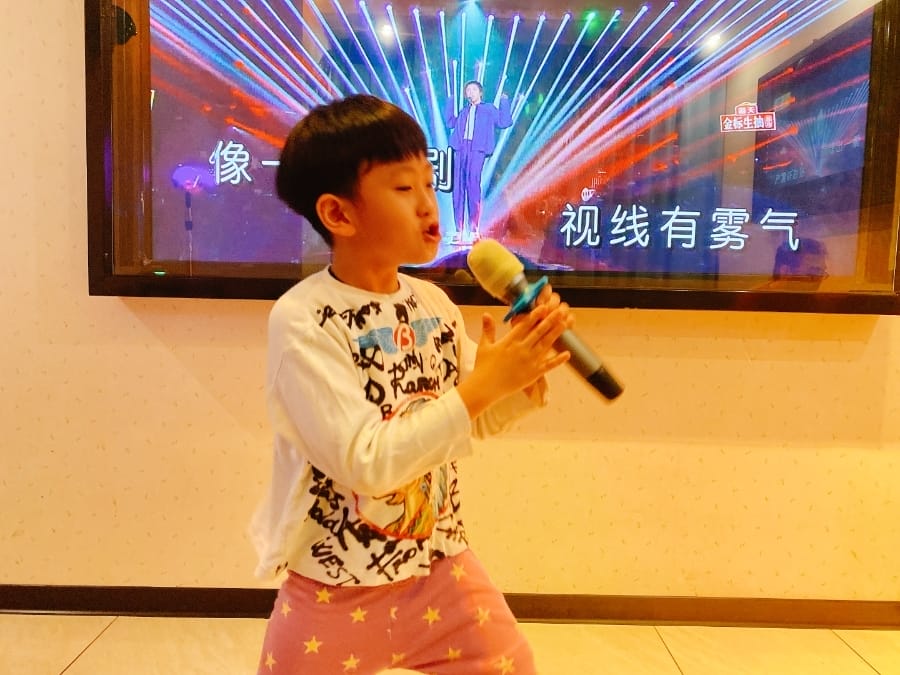 南紡A2館/賓士KTV南紡店實評,可愛主題包廂親子也可唱翻天!
