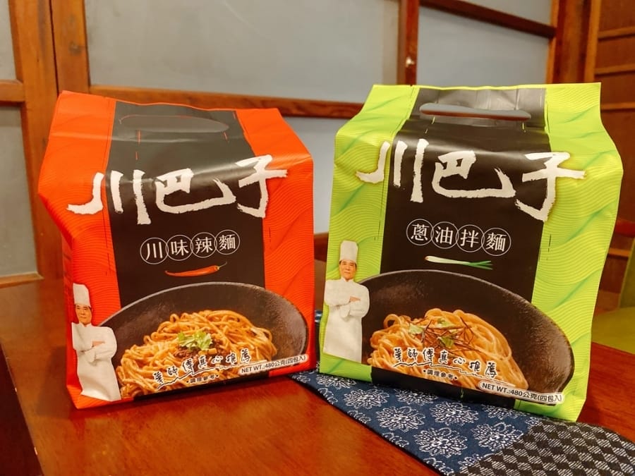 肚子餓免出門的宅配美食開箱~「華師傅」川巴子乾拌麵 蔥油拌麵 v.s 川味辣麵