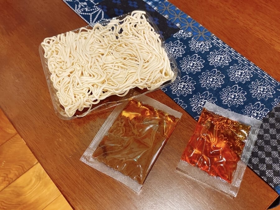 肚子餓免出門的宅配美食開箱~「華師傅」川巴子乾拌麵 蔥油拌麵 v.s 川味辣麵