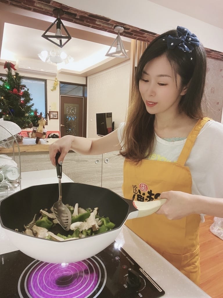 REÜN瑞恩廚具螺旋炒鍋,料理界的優雅推手!