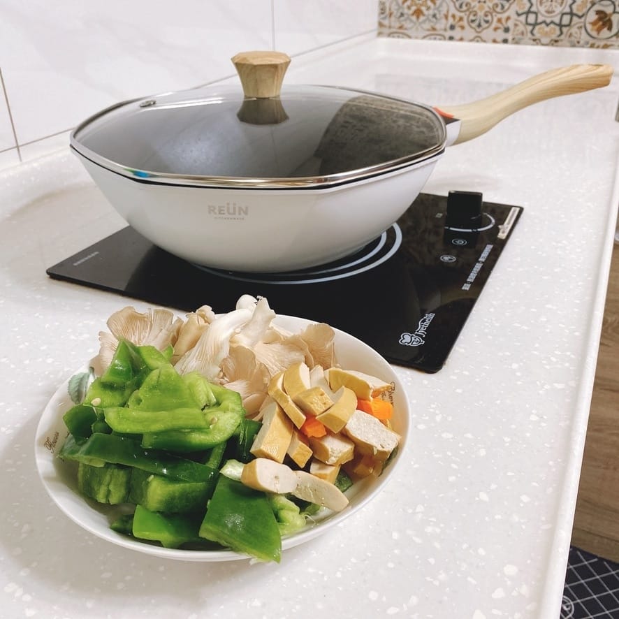 REÜN瑞恩廚具螺旋炒鍋,料理界的優雅推手!