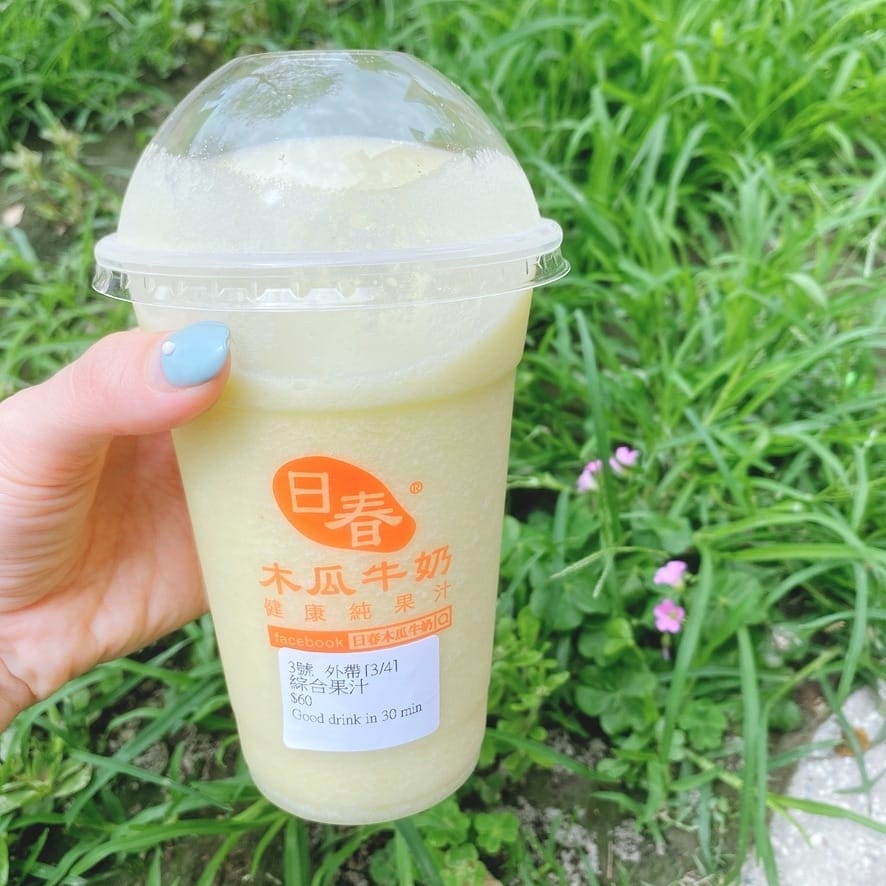 台南赤崁樓 日春木瓜牛奶散步美食,拿著果汁散步杯,悠閒慢步台南老街去!