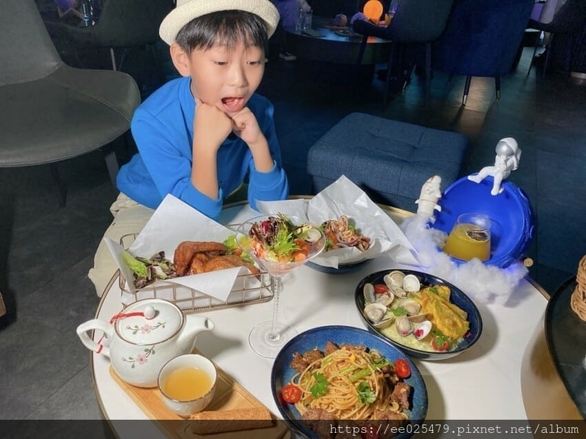 台中酒吧~微醺光廊WS 沈浸式投影餐酒館,抒壓天堂~未滿十八 台中酒吧~微醺光廊WS 沈浸式投影餐酒館,抒壓天堂~未滿十八