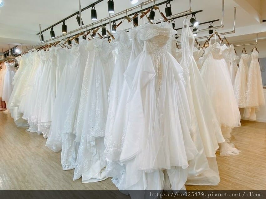 伊頓自助婚紗攝影台南店，全新婚紗、晚禮服通通免加價，滿足女孩