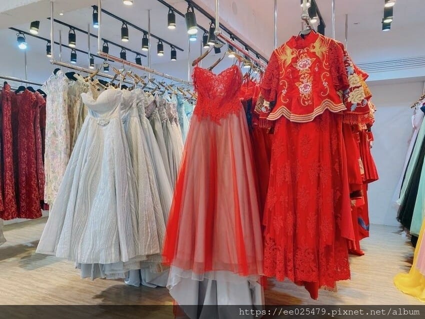 伊頓自助婚紗攝影台南店，全新婚紗、晚禮服通通免加價，滿足女孩