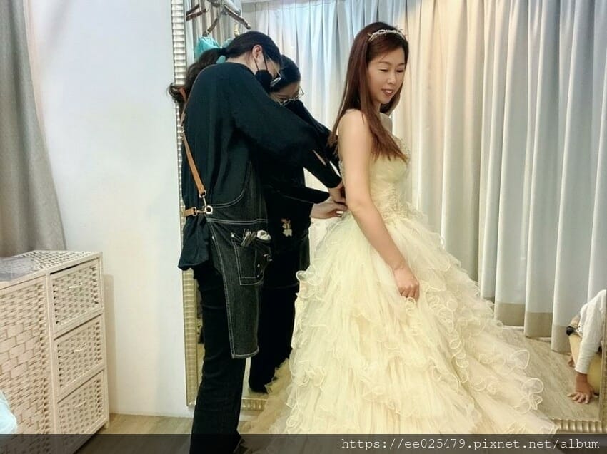 伊頓自助婚紗攝影台南店，全新婚紗、晚禮服通通免加價，滿足女孩