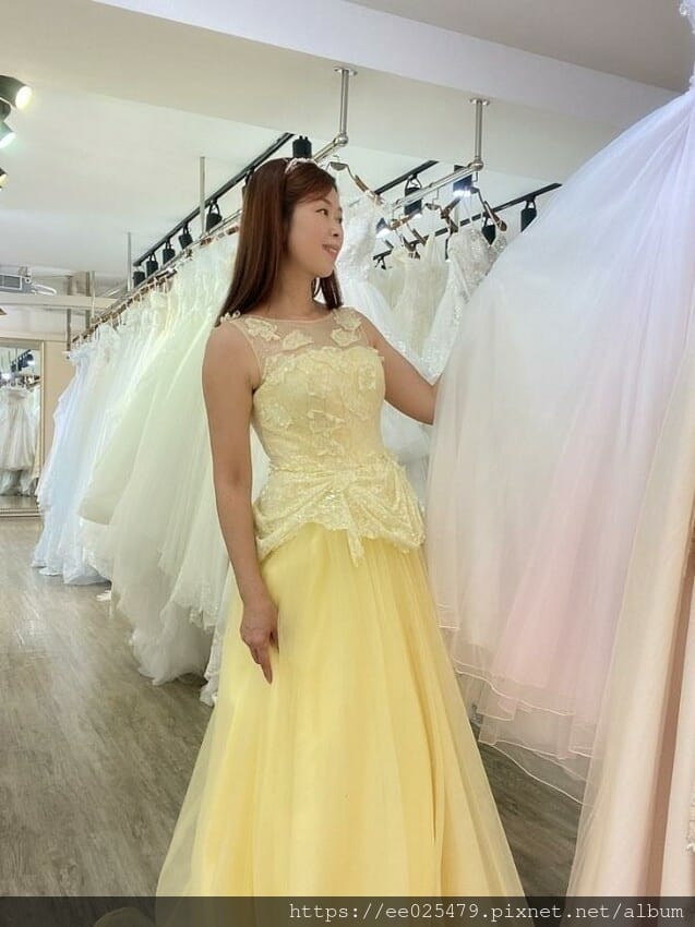 伊頓自助婚紗攝影台南店，全新婚紗、晚禮服通通免加價，滿足女孩