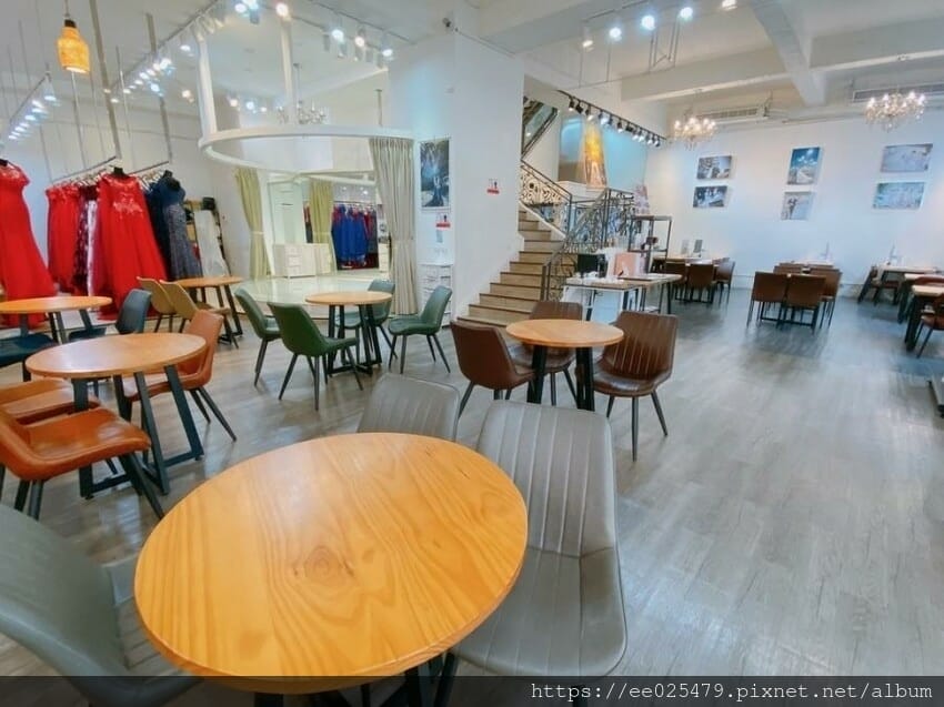 伊頓自助婚紗攝影台南店，全新婚紗、晚禮服通通免加價，滿足女孩