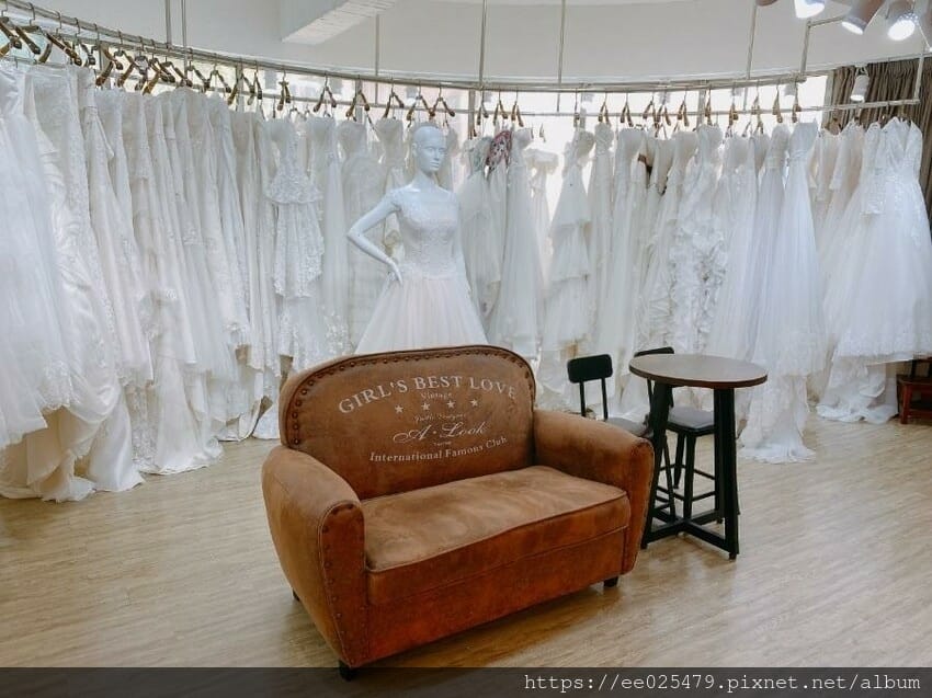 伊頓自助婚紗攝影台南店，全新婚紗、晚禮服通通免加價，滿足女孩