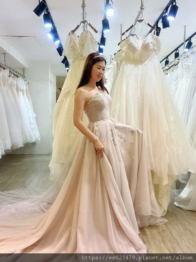 伊頓自助婚紗攝影台南店，全新婚紗、晚禮服通通免加價，滿足女孩