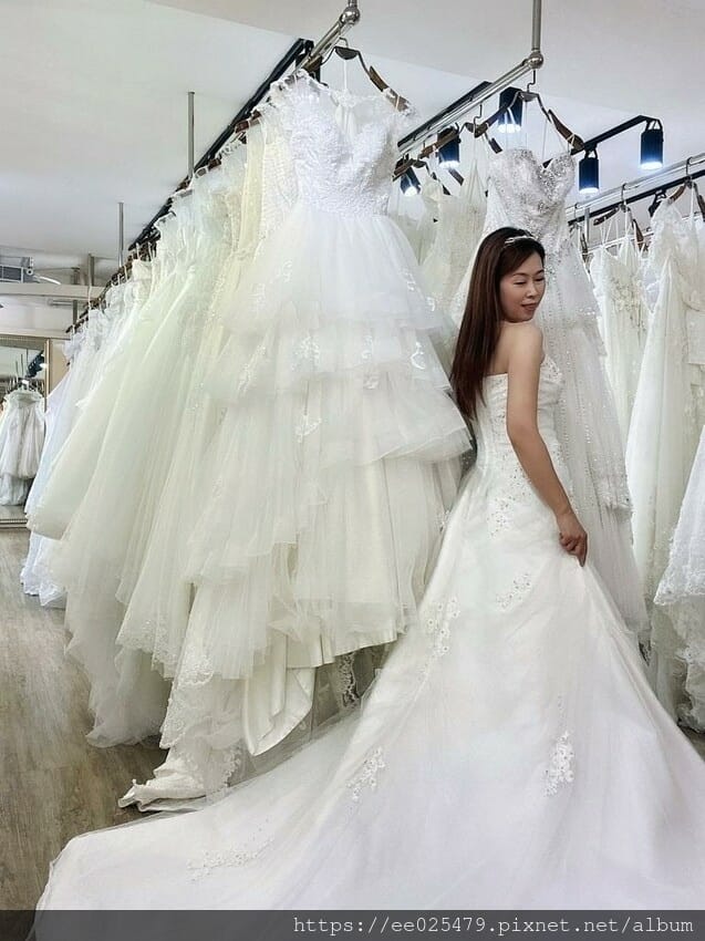 伊頓自助婚紗攝影台南店，全新婚紗、晚禮服通通免加價，滿足女孩