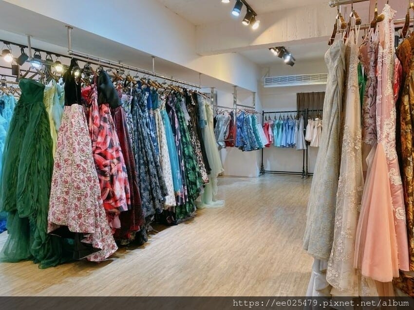 伊頓自助婚紗攝影台南店，全新婚紗、晚禮服通通免加價，滿足女孩