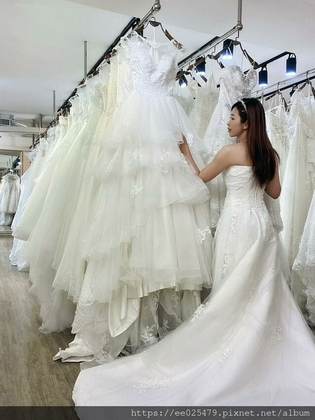 伊頓自助婚紗攝影台南店，全新婚紗、晚禮服通通免加價，滿足女孩