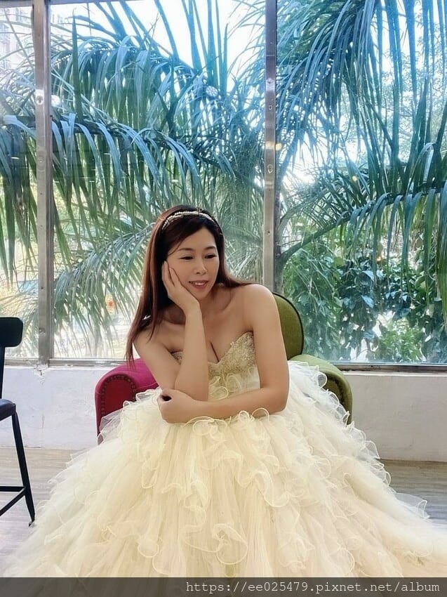 伊頓自助婚紗攝影台南店，全新婚紗、晚禮服通通免加價，滿足女孩