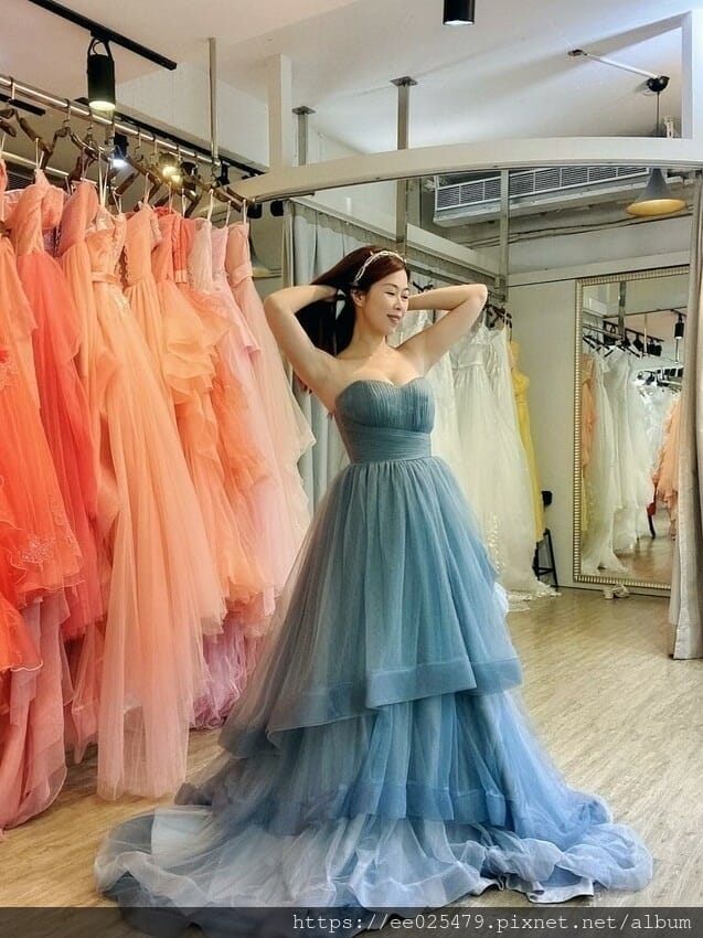 伊頓自助婚紗攝影台南店，全新婚紗、晚禮服通通免加價，滿足女孩
