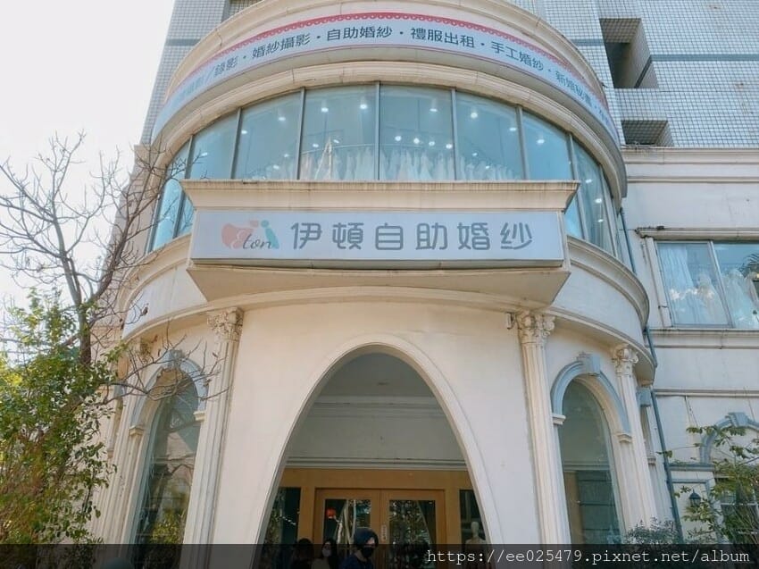 伊頓自助婚紗攝影台南店，全新婚紗、晚禮服通通免加價，滿足女孩