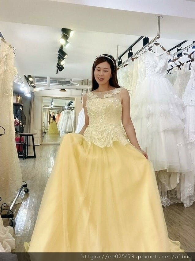 伊頓自助婚紗攝影台南店，全新婚紗、晚禮服通通免加價，滿足女孩