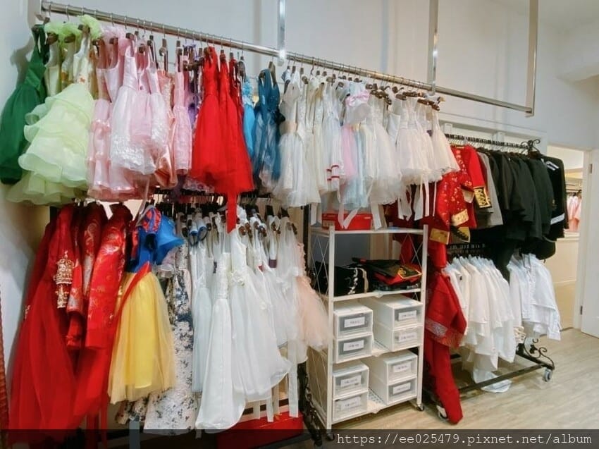伊頓自助婚紗攝影台南店，全新婚紗、晚禮服通通免加價，滿足女孩