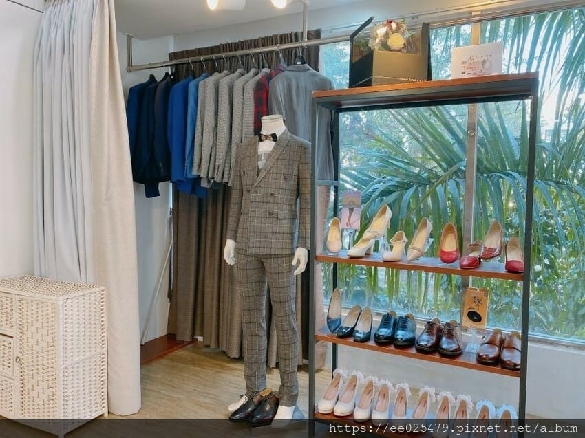 伊頓自助婚紗攝影台南店，全新婚紗、晚禮服通通免加價，滿足女孩