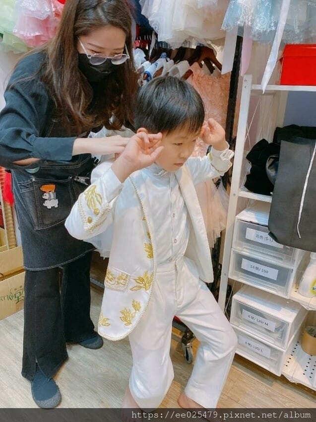 伊頓自助婚紗攝影台南店，全新婚紗、晚禮服通通免加價，滿足女孩