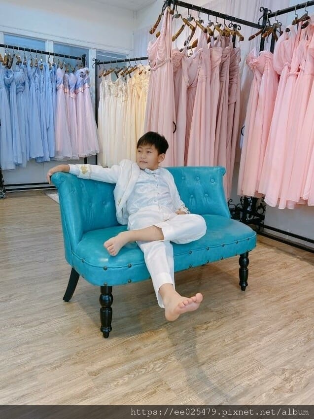 伊頓自助婚紗攝影台南店，全新婚紗、晚禮服通通免加價，滿足女孩